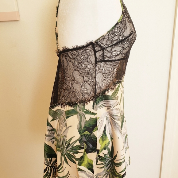 NWT Victoria's Secret Tropical Lace Plunge… - Picture 3 of 4